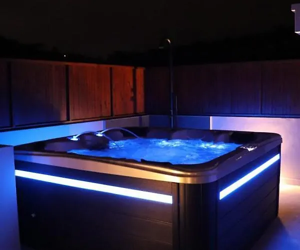 Blue Lagoon בית הארחה 3*